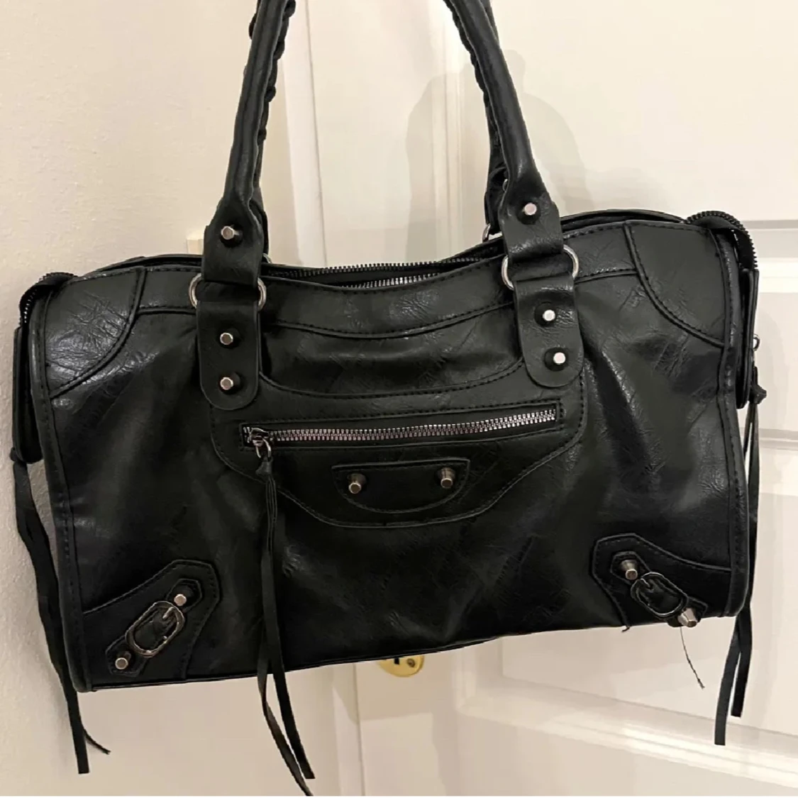 Svart axelväska med dragkedja