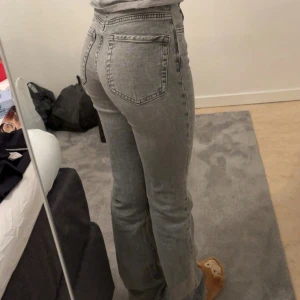Grå jeans i bra skick - Säljer ett par grå jeans i bra skick. De har en klassisk femficksdesign och är i en straight passform. Perfekta för vardagsbruk och kan enkelt matchas med olika toppar. De är bekväma och stilrena, ett måste i garderoben! Nyskick endast använda 2 gånger. 