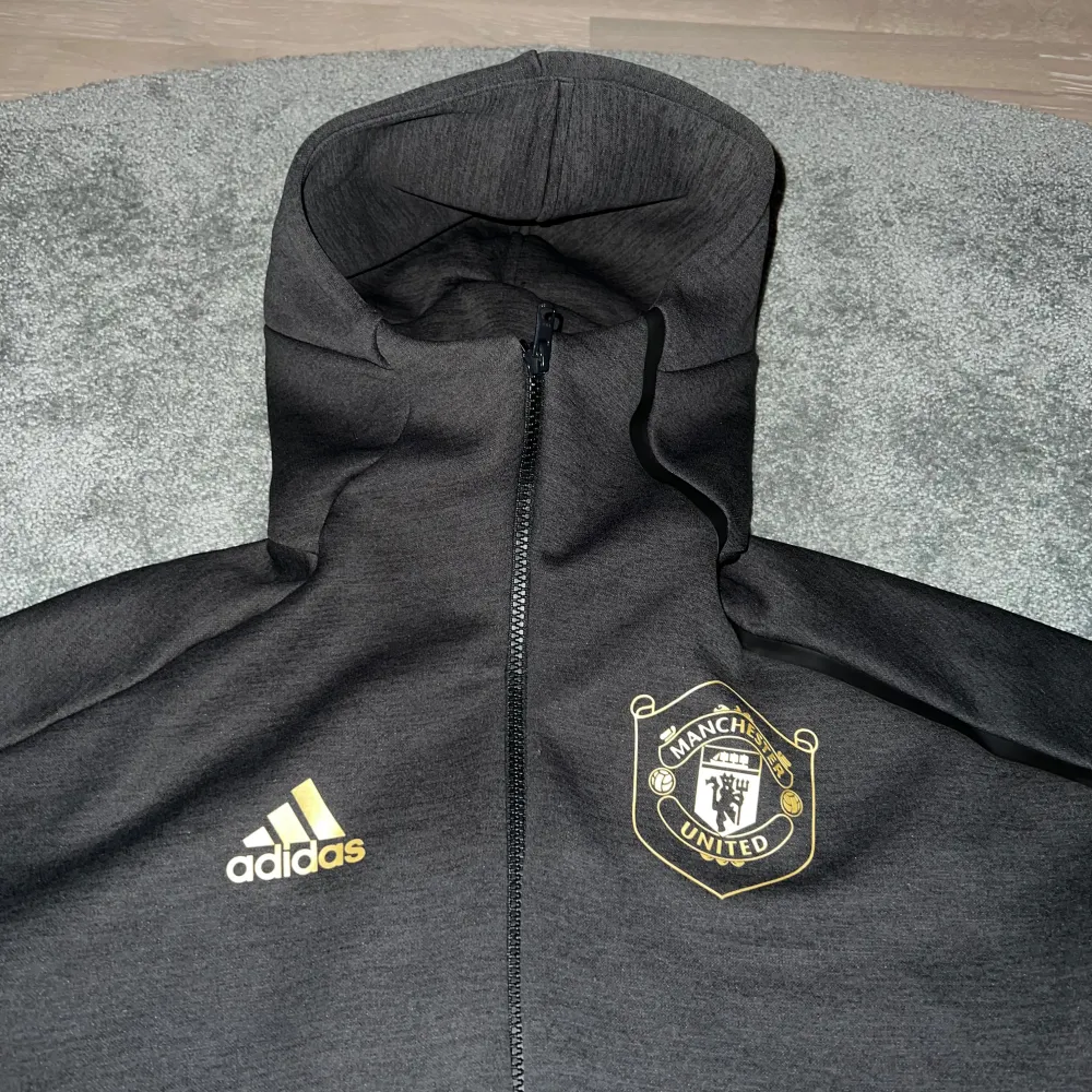 Säljer en svart hoodie från Adidas med Manchester United-logga. Detta var en limited edition som bara gick att få tag på under en kort period. Ny pris på denna ligger på 1500kr, mitt pris 495kr!! Hör av er för fler bilder eller funderingar!😄. Hoodies.