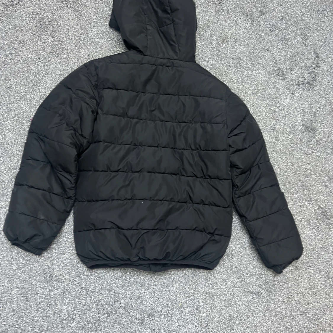 Svart pufferjacka med huva - 90