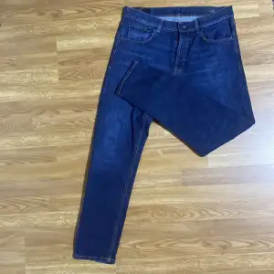 Säljer ett par snygga blå jeans från Dondup, modell Dian Carrot Slim Fit. Nästan helt nya. Inga skador alls på de. De är tillverkade i Italien och har en klassisk femficksdesign. Perfekta för både vardag och fest! 🕺