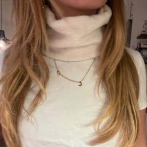Vit mjuk buff - Supermjuk och fluffig vit buff som är perfekt nu till vintern både inne och ute! Den är i ett mjukt tyg på utsidan och varm microfleece fordring. Egensydd.