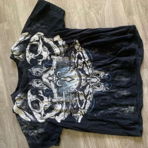 affliction liknande tröja - affliction liknande tröja som knappt har använts i storlek xl 🫰🏻(använd gärna köp nu)