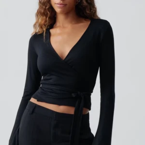 wrap top Gina Tricot - Skitsnygg wrap topp ifrån Gina, i perfekt skick🥰 Skriv privat för bilder! helt slutsåld