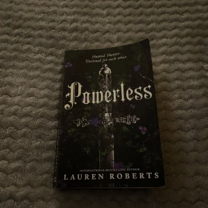 Powerless - Säljer boken 'Powerless' av Lauren Roberts. Det är en spännande fantasyroman som jag rekommenderar för dig som gillar magi och äventyr! 