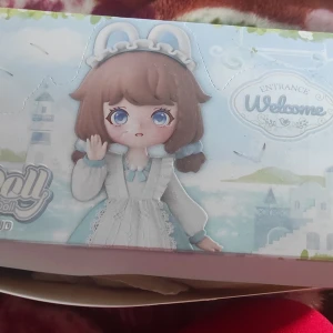 Liroro dockor från Simontoys - Säljer två söta Liroro dockor från Simontoys. Den ena har brunt hår och blå klänning med spetsdetaljer, medan den andra har blont hår och gul klänning. Perfekta för samlare eller som present! Kommer i originalförpackning med fina illustrationer. De brukar komma i "surprise" bags men i denna finns det två som är redan öppnade. 