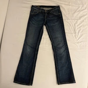 Lågmidjade jeans Lee - Lågmidjade bootcut jeans från Lee🐰💋Jättefin mörkblå färg!! Endast testade av mig men köpta second hand 💓 Storlek w29 l31, lite korta på mig som är 170! • Midja tvärsöver: 37 cm • Innerbenslängd: 74 cm • midjehöjd: 20 cm •  Ställ gärna frågor!!😊