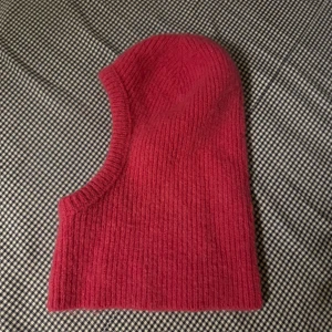Vuxen rosa balaklava från & Other Stories - Säljer en superfin rosa stickad balaclava från & Other Stories. Perfekt för att hålla sig varm. Jag tog bort lapparna. Den är gjord av 50% mjuk ull och 20% mohair.
