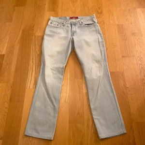 Ljusblå Levis jeans - Säljer ett par ljusblå Levis jeans i bra skick. De är lågmidjade. Perfekta för en avslappnad stil och passar till de flesta tillfällen. Storleken är xs/s och de är superlow (low waist)