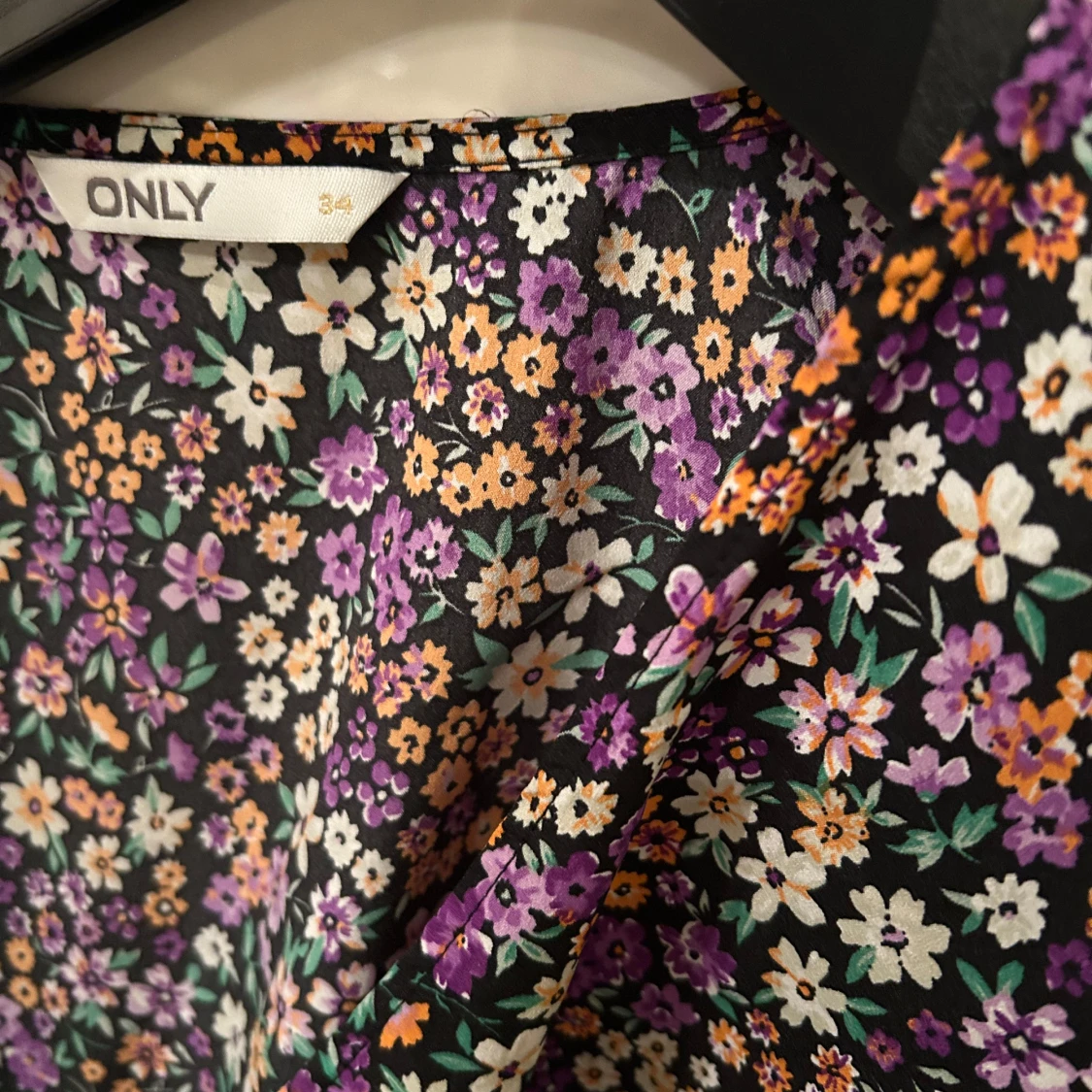 Blommig omlottklänning från ONLY - 91