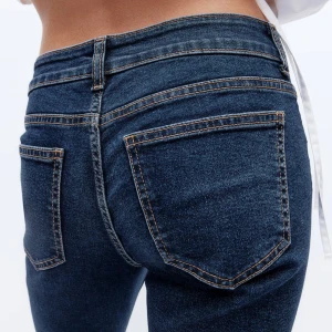 Mörkblå bootcut jeans - Säljer ett par snygga mörkblå bootcut jeans i mycket bra skick. De är högmidjade och har en klassisk femficksdesign. Perfekta för både vardag och fest! 🕺