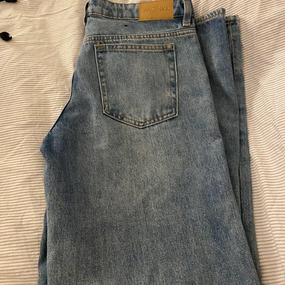 Blå lågmidjade vida jeans från monki. Nyskick då de är använda max 2 gånger! Kom privat för fler bilder!. Jeans & Byxor.