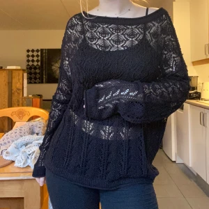 Svart spets-tröja - Så fin svart tröja i spets! 