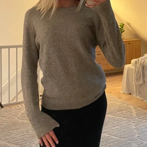 Stickad tröja - Tunt stickad tröja från Vero Moda i fint skick. Inga skador eller fläckar.☺️