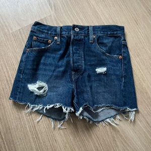 Levis shorts  - Sparsamt använda och säljes då de blivit för små. Strl W25 vilket motsvarar strl 32 💗
