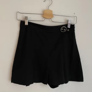 Svart kjol/skorts - Svart kjol med shorts inuti🖤🖤 