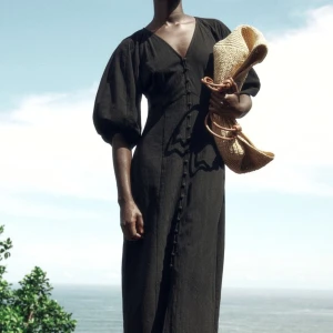 Svart långklänning med puffärmar - Oanvänd med prislapp på!