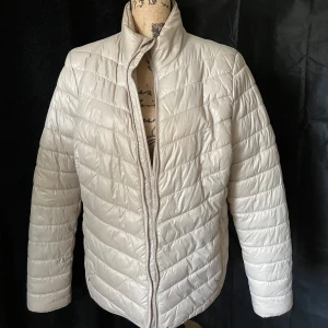 Dun jacka från Mywear - Beige quiltad dun jacka/ täckjacka från Mywear i storlek L.