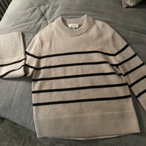 Stickad tröja - Super fin beige stickad tröja med ränder!!! Nyskick aldrig använd🫶🏼🫶🏼
