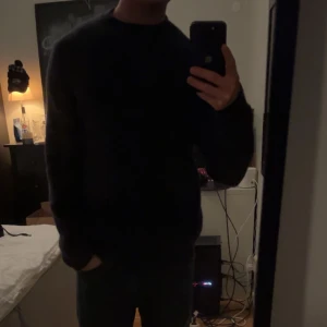 Mörkblå stickad tröja från arket - Säljer denna mörkblå stickade tröja från arket som är perfekt nu till vintern. Storlek small. Den är allmänt använd men helt felfri. För frågor eller fler bilder hör av dig!