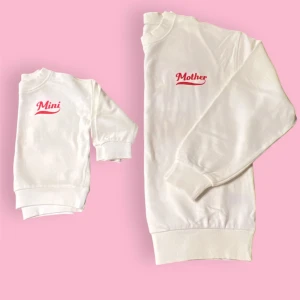 Mommy and me top - Säljer en "mommy and me" tröja för mamma och barnen! Mamma tröjan är i storlek XS och barnens tröja är i storlek 7-12 månader. Oanvända , köpte från ginatricot. Perfekt för en matchande look! Kolla gärna mina andra annonser och följ mig för fler fynd! 💖👶👩‍👧‍👦