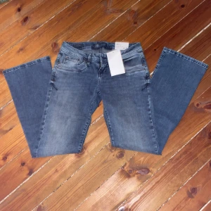 LTB Valerie Jeans - Bootcut jeans med låg midja från LTB💗💗 Aldrig använda, nya med prislapp kvar🤍🤍 Pris kan diskuteras!!!