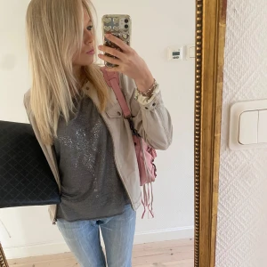 Fin läderjacka - Jättefin beige läderjacka från kenzaz märke Jofama