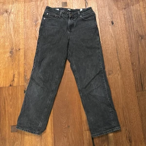 Svarta jeans från Jack & Jones - Säljer ett par svarta jeans från Jack & Jones i storlek 158, perfekt för tonåringar. De har en klassisk femficksdesign och är i bra skick. Passar både till vardags och lite mer uppklädda tillfällen. Sköna och stilrena!