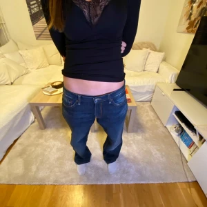 Blå jeans från Lucky Brand - Säljer ett par snygga blå jeans från Lucky Brand i storlek 33 x 32, men har krympt i tvätten så är runt storlek 30 x 32. De har en klassisk design med dragkedja och knapp. Kan va både stockholmstil och skatear. Perfect när du ska på dejt❤️😘 skriv till mig om du har några frågor🩷