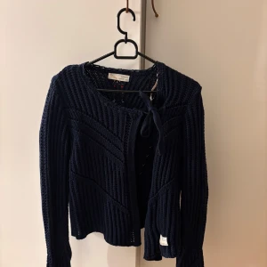Mörkblå stickad kofta - Säljer en snygg mörkblå stickad kofta från Odd Molly. Perfekt för höst och vinter, och den är i mycket bra skick.💞
