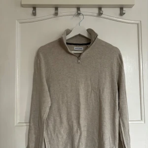 Zip tröja Jack & Jones - Säljer en snygg zip tröja från Jack & Jones. Lite nopprig men annars i schysst skick. Personen på bilden är 180 cm.