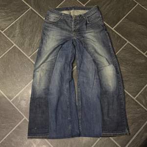 Handgjorda baggy flared jeans med små distress detaljer och en sjukt nice wash. Storlek 33/32 eller 44cm i midjan, 107cm långa och 37,5cm i benöppningen. 