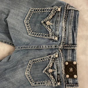 Miss me jeans - Lågmidjade bootcut miss me jeans i strl w30. Köpta på plick o använda själv typ 2 gånger är i jättebra skick. De är insydda i midjan så blir mer av en w28 ungefär. Säljer då de är för stora