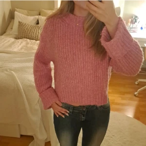Rosa stickad tröja från Gina Tricot - Superfin rosa stickad tröja från Gina Tricot i storlek S. Den är perfekt för höst och vinter när du vill hålla dig varm och stilren. Passar både till jeans och kjol! Den är I nyskick och är endast använd 2 gånger💕💕