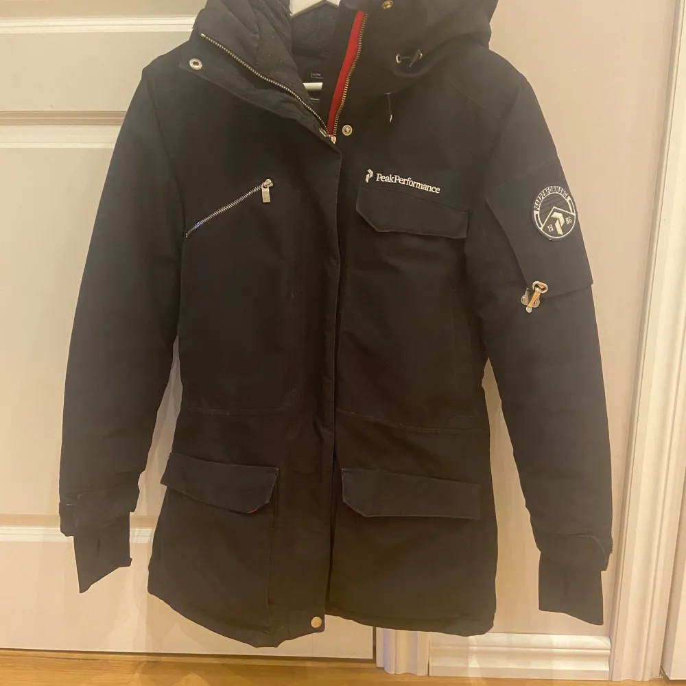 Säljer en Peak Performance Jacka stl XS men passar även stl S Jackan är varm och perfekt för vintern! Lite märken finns vid krage , syns mer på bild än på riktigt. (bifogar bild 4) Sparsamt använd. Takit.
