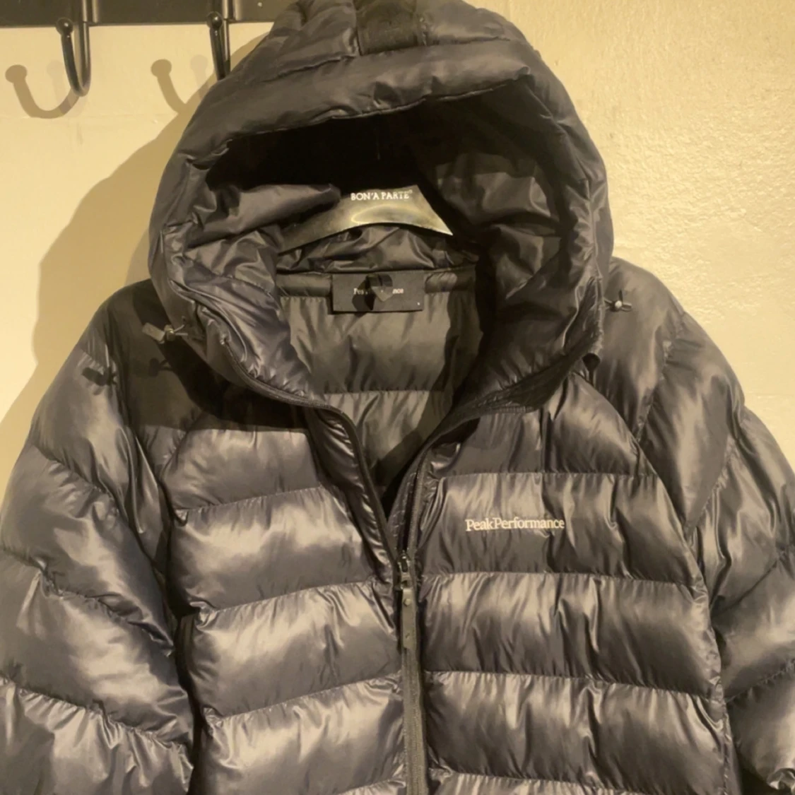 Svart dunjacka från Peak Performance - 90