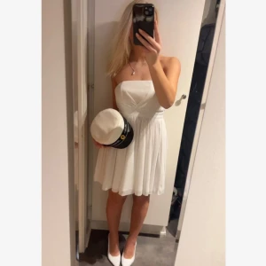 Studentklänning strl S - Sååå snygg off-shoulder klänning!! Dragkedja i ryggen!! Storlek S! Tjejen på bilden är 163 cm och brukar vanligtvis bära S! För videos på klänningen se vår TIKTOK : @studentklanningar
