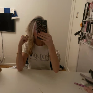 Ralph Laurent t-shirt - Super fin tröja från Ralph lauren, säljer den då jag inte använder den längre. Lappen är halvs av.. då den skavde i nacken💞💞