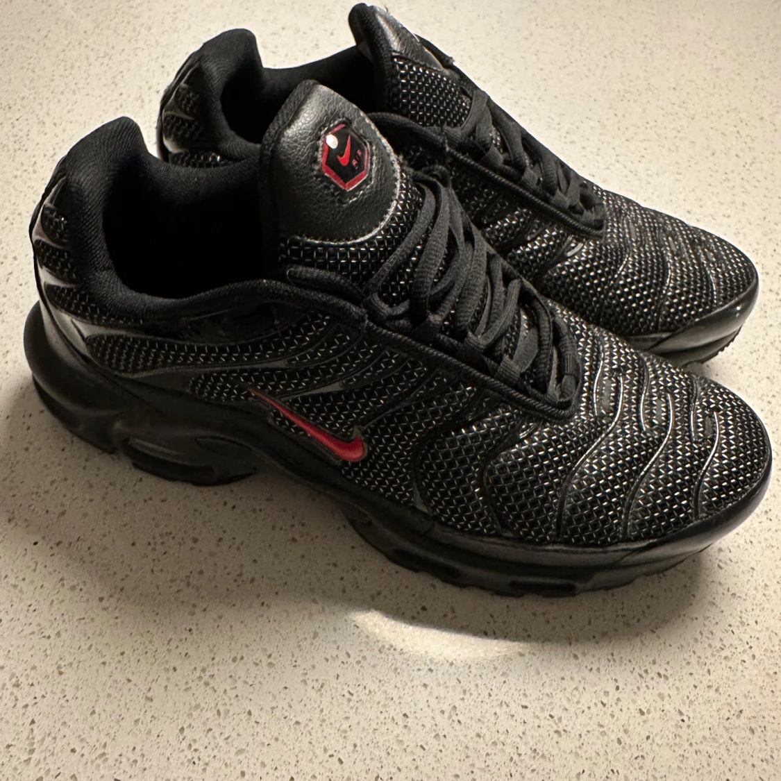 Nike Air Max Plus i svart och röd - 90