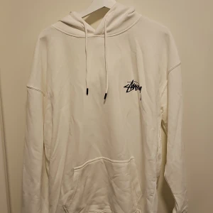 Vit hoodie från Stussy - Säljer en snygg vit hoodie från Stussy i storlek L. Väldigt bra skick!