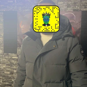 Canada Goose Macmillian - En canada goose wyndham jacka som är i ganska bra skick. Den är använd 1-2 månader men ser perfekt ut och har inga problem. Den sitter väldigt fint och är varm vilket är bra nu när vintern kommer. Den är inte äkta vilket förklarar det billiga priset men den är hög kvalitet. Priset kan diskuteras och du kan även fråga övriga frågor. 👌😊