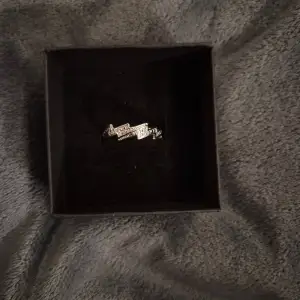 GRATIS GÅVA MED VARGE ORDER!! Finns även som julklapp! Supertrendig stockholmsstil tjejer, ring silver. Vinter ring smycke. Gjord av rostfritt stål, jag svarar och skickar alltid snabbt!