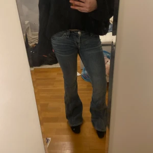 jättecoola jeans från true religion 🥰 - Säljer ett par snygga slutsålda jeans från True Religion i strl 27. Nypris 1600, använd ett fåtal gånger så är i superfint skick. 💕