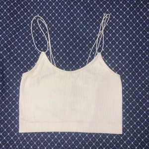 Vit ribbad linnetopp från Bik Bok - Jättefint linne som knappt är använt och har inga defekter. Sitter tajt och bra, går efter passform! Köpt på bikbok för några år sedan.