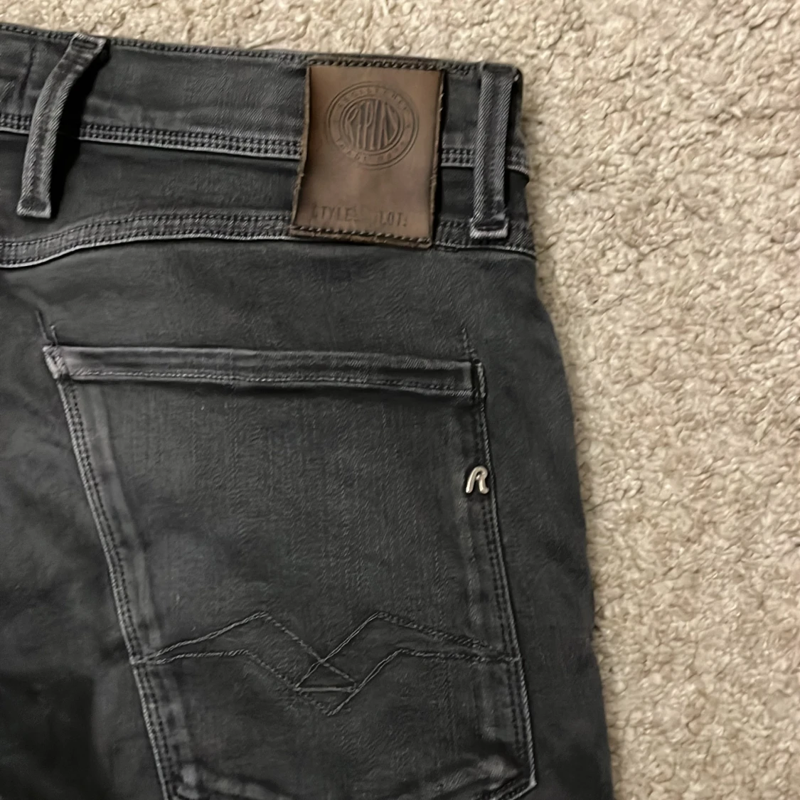 Svarta Replay jeans model anbass - 92