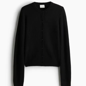 Svart kofta från H&M - Säljer den eftersom den inte kommer till användning längre och den är i ett bra skick och har inga defekter!💕