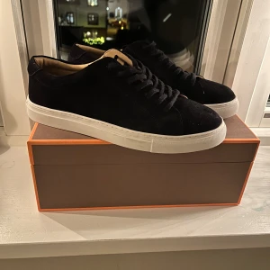 Mörkblå sneakers från Myrqvist - Säljer helt oanvända stilrena Myrqvist sneakers i mocka. Köptes på NK i Septemper för 2000 kr, KVITTO FINNS, och har inte kommit till använding. De har inga defekter. Allting medkommer. Vid frågor eller funderingar är det bara att skriva 👍