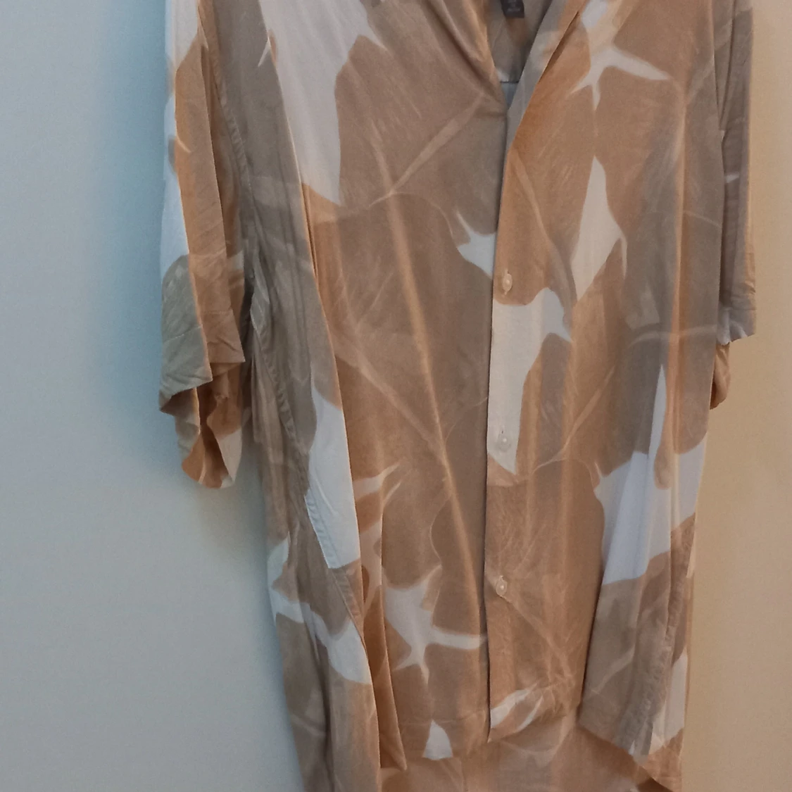 Beige och vit mönstrad skjorta från H&M - 90