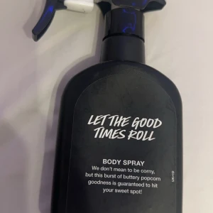 Let The Good Times Roll Body Spray - En svart sprayflaska med texten 'Let The Good Times Roll'. Den innehåller en kroppsspray med doft av smörig popcorn. Flaskan har en praktisk spraypump och är designad för att ge en söt och unik doftupplevelse. Köpte den för den gick viral men va inte riktigt nått för mig den är fortfarande ny. Köpt för 365kr