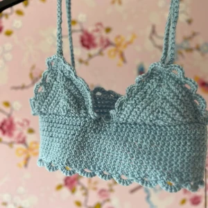 Blå virkad topp - Säljer en superfin blå virkad topp med spetsdetaljer. Den är perfekt för sommardagar och har en söt, bohemisk stil. Toppen är ärmlös och har smala axelband. Passar perfekt till festivaler eller en dag på stranden!